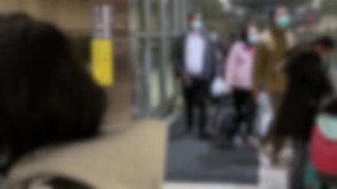Coronavirus 'un bulaşıcı enfeksiyonuna karşı koruyucu maske takan yerel insanların odaksız görüntüleri. Tıbbi maskeli gezginler toplu taşımacılıkta gribi korumak için.