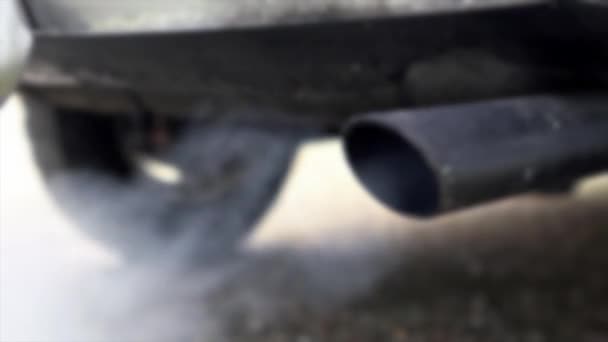 煙の強い排気管から出てくるスローモーションと集中射撃燃焼の煙 道路上の車両から毒一酸化炭素 大気汚染の概念 排出量の推移 — ストック動画
