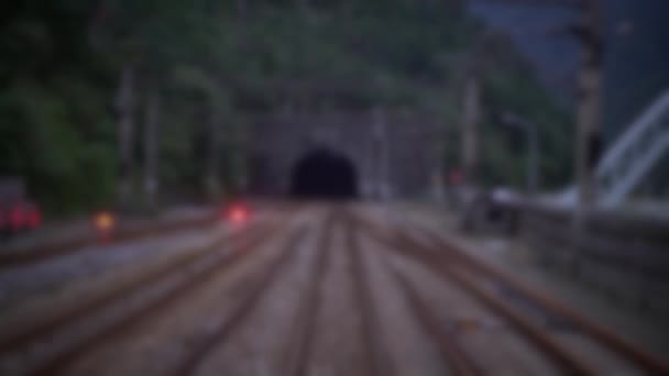 Defokussierte Aufnahme Eines Schienenzuges Aus Einem Tunnel Bahnhof Gebirge Taiwans — Stockvideo