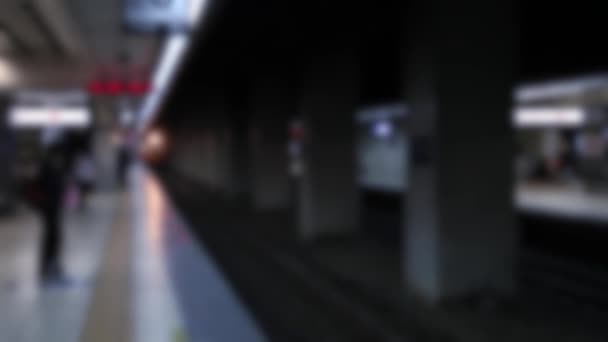 在台北市主车站的乘客在看到火车到达时 失火的镜头下 乘坐的是高档客车 — 图库视频影像