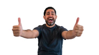 Yakışıklı bir adamın tasvip ettiği olumlu bir jestin portresi, başarı için baş parmağını kaldırıyor. İyi görünümlü beyaz adam kameraya bakıyor, kazanan jest