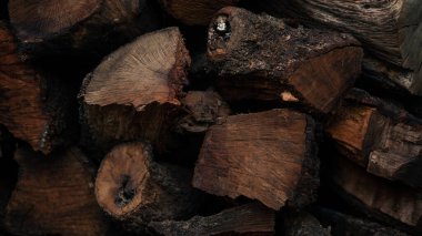 Yakacak odun depolama yeri yakın. Ahşap kütük dokusu stokları. Köyde odun kesiyordum. Odun yığını ve kırsal yaşam tarzı konsepti.