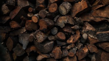 Yakacak odun depolama yeri yakın. Ahşap kütük dokusu stokları. Köyde odun kesiyordum. Odun yığını ve kırsal yaşam tarzı konsepti.