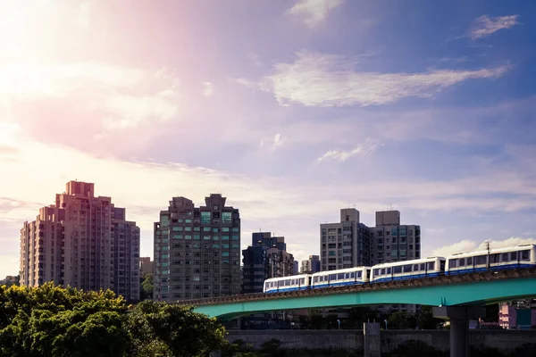 Yükseltilmiş tren köprüden geçiyor. Modern metro sistemiyle muhteşem bir şehir manzarası. MRT tüm şehri dolaşır. Taipei Asya 'nın popüler bir turizm merkezidir.