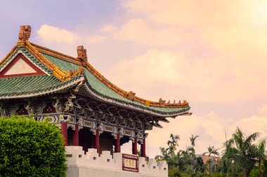 Gün batımında doğu kapısı Taipei 'nin güzel anıtında bulutlarla birlikte. Yazın mavi gökyüzü olan tarihi bir yer. Tayvan 'ın başkentinde çok ünlü bir turistik ilgi odağı.