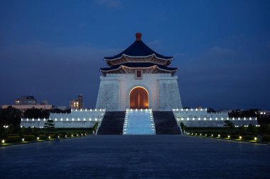 Gece güzel anıt salonunun girişi. Taipei başkentinde çok ünlü bir turistik yer. Tayvan 'da akşam vakti Özgürlük Meydanı.