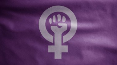 Kadınlar, rüzgarda sallanan mor bayrağın sembolüne karşı koyarlar. Güçlü kız yumruğu illüstrasyonu. El yapımı feminizm motivasyon sloganı tecrit edilmiş. Parmaklarını sıkmış bir insan kolu.