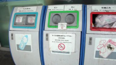 Kyoto, Japonya-12 Nisan 2019: Metin içeren çöp kutuları teneke, cam şişeler, plastik ve kağıtlar anlamına gelir. Çöp tenekelerini, çöp tenekelerini ve şehir sokaklarındaki atıkları sıraladım.