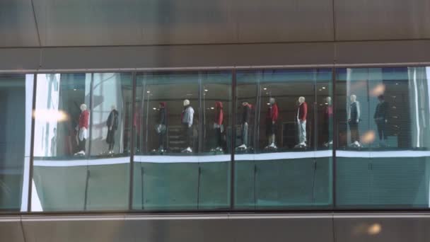 2020 스포츠 운동복을 마네킹 윈도우 디스플레이 백화점에서 쇼핑하는 마네킹 — 비디오