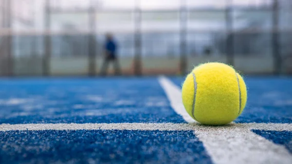 Bola Amarilla Suelo Detrás Red Paletas Cancha Azul Aire Libre — Foto de Stock