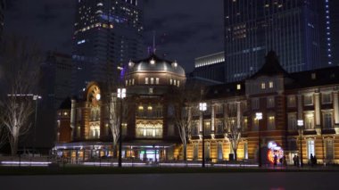 Tokyo istasyonu manzarası geceleri tuğladan yapılmış. Chiyoda 'nın Marunouchi iş bölgesinde ünlü bir demiryolu binası ve gece vakti çevreleyen ofis binaları..