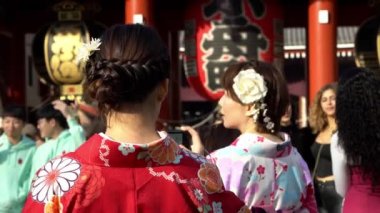 Tokyo, Japonya-03 Şubat 2020: Asakusa Sensoji Tapınağı 'nın ünlü Hozomon kapısında yürüyen turist kalabalığı. Çoğu kiralık kimono giyecek ve yurt içi seyahatlerinde Japon kültürünün tadını çıkaracak.