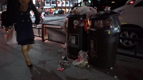 Kyoto Japan April 2019 Zwei Schwarze Mülltonnen Voller Müll Auf — Stockvideo