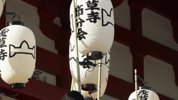 Tokio Japonsko Únor 2020 Zpomalení Muži Berou Papírovou Lucernu Chrámu — Stock video
