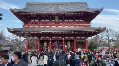 Tokyo, Japonya-03 Şubat 2020: Hozomon kapısının önündeki sayısız turist, Asakusa şehrinin en eski ve en önemli tapınakları olan Senso-ji Kannon tapınağına açılan giriş kapıları.