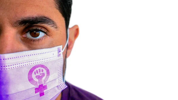 Retrato Homem Caucasiano Feminista Usando Uma Máscara Médica Com Desenho — Fotografia de Stock