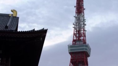 Tokyo kulesi geçmişi olan geleneksel Zojoji tapınağı. Asya dini Budizm tapınağı en iyi turistik merkezlerden biridir. Asya 'da seyahat kavramı