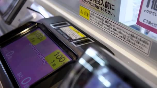 Tokyo Japan February 2020 Woman Insert Coin Arcade Type Robotic — Stock Video