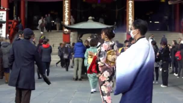 Τόκιο Ιαπωνία Φεβρουαρίου 2020 Ιαπωνέζες Ντυμένες Παραδοσιακή Προσευχή Κιμονό Στο — Αρχείο Βίντεο