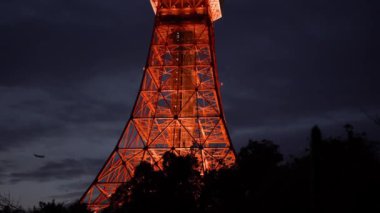 Şehir silueti manzarası ve ofis işleri Japonya 'da akşam Tokyo Kulesi ile şehir merkezinde gökdelen inşa ediyor. Asya turizmi ve modern şehir hayatı