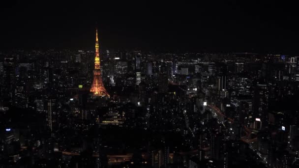 日本现代城市的夜空俯瞰着前方美丽的东京塔楼 从空中俯瞰城市景观 商业金融和经济概念 — 图库视频影像