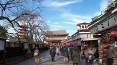Tokyo, Japonya-03 Şubat 2020: Hozomon kapısının önündeki sayısız turist, Asakusa şehrinin en eski ve en önemli tapınakları olan Senso-ji Kannon tapınağına açılan giriş kapıları.