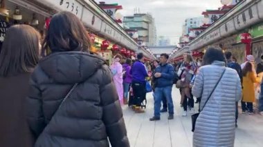 Tokyo, Japonya-03 Şubat 2020: Asakusa Sensoji Tapınağı 'ndaki ünlü tarihi Nakamise caddesinde turist alışverişi kalabalığı. Çoğu kiralık kimono giyecek ve yurt içi seyahatlerinde Japon kültürünün tadını çıkaracak.