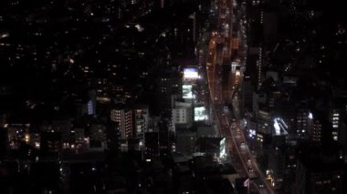 Tokyo, Japonya-03 Şubat 2020: Şehir silueti üzerindeki hava manzarası ve Tokyo şehir merkezindeki iş yeri gökdeleni akşam Japonya 'da. Asya turizmi ve gece modern kasaba hayatı