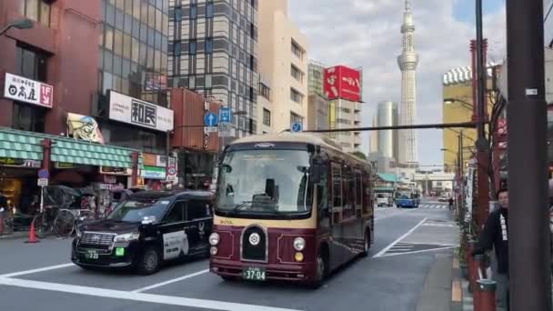 Токио Япония Февраля 2020 Года Улица Автомобилями Автобусом Деревом Skytree — стоковое видео
