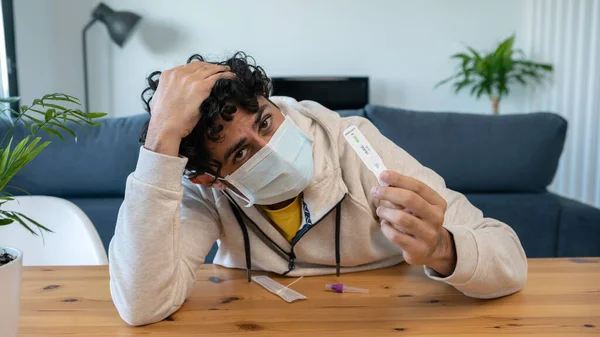 Homem Caucasiano Triste Faz Dispositivo Teste Caseiro Rápido Para Vírus — Fotografia de Stock