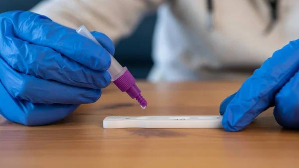 Man Med Latexhandskar Som Placerar Provet Antigen Diagnostiktestapparaten Set Med — Stockfoto