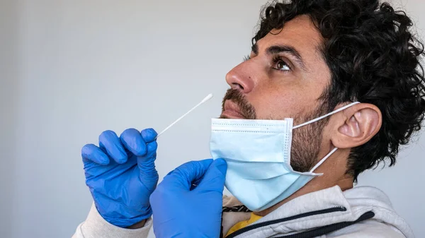 Retrato Homem Relaxado Usando Máscara Luvas Látex Fazendo Testes Caseiros — Fotografia de Stock