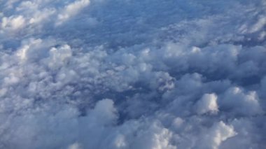 Yaz gününde kümülüs bulutlarının havadan görünüşü. Doğa arkaplan manzarası olarak güzel bulutlar. Beyaz bulutların yüzdüğü doğal gün ışığının harika havası
