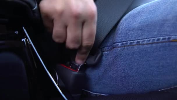 車を運転する前に 男性の手のシートベルトを締結する 男が車に座ってシートベルトをしている 運転者の責任と安全な車の運転 安全第一コンセプト — ストック動画