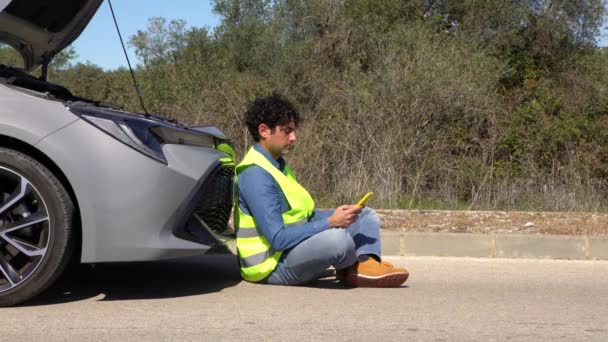 Homem Irritado Mensagens Texto Para Assistência Sentado Asfalto Perto Carro — Vídeo de Stock