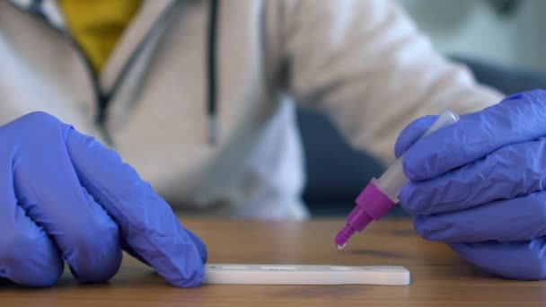 Homem Usando Luvas Látex Colocando Amostra Dispositivo Teste Diagnóstico Antígeno — Vídeo de Stock