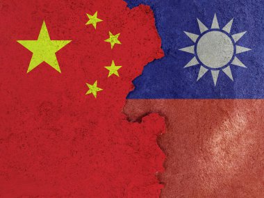 Eski hasarlı duvar dokusunun çatlamış çimentosu üzerinde Tayvan ve Çin bayrağı. Tayvan şehir sokağındaki terk edilmiş sanayi binasında uzun taş çatlaklı bir Çin bayrağı.
