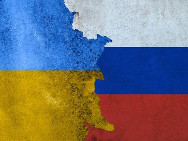 Ukrayna ve Rusya bayrakları eski hasarlı duvar dokusunun çatlamış çimentosu, arka plan. Ukrayna şehir sokağındaki terk edilmiş endüstriyel binada uzun bir taş çatlağı..