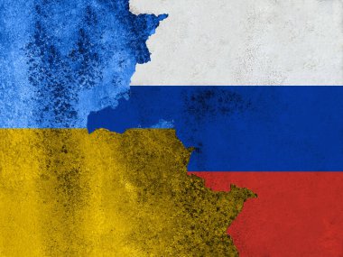 Ukrayna ve Rusya 'nın bayrakları harabe bir duvara boyandı ve çapraz bir çatlakla bölündü. Uluslararası diplomatik ilişkiler. Hasarlı yapı