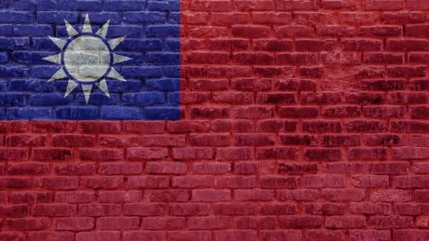 町の通りにレンガの壁の背景に台湾の旗 台湾のバナーと外観古い石レンガの質感 国際外交概念 — ストック動画