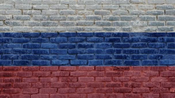 町の通りにレンガの壁の背景にロシアの旗 ロシアのバナーと外観古い石のレンガのテクスチャ 国際外交概念 — ストック動画