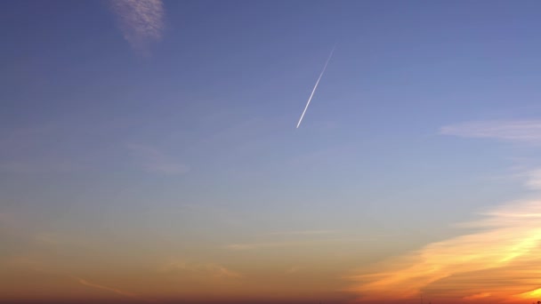 Passagerarplan Som Flyger Den Blå Himlen Vid Solnedgången Snabb Transport — Stockvideo