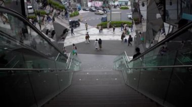 Tokyo, Japonya-04 Şubat 2020: İnsanlar Tokyu Plaza binasının aynasında ünlü yürüyen merdivenden yansıyor. Moda temalı bir park alışveriş merkezi..