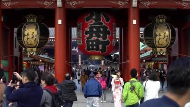 Tokyo, Japonya-03 Şubat 2020: Asakusa Sensoji Tapınağı 'nın ünlü Hozomon kapısında yürüyen turist kalabalığı. Çoğu kiralık kimono giyecek ve yurt içi seyahatlerinde Japon kültürünün tadını çıkaracak.