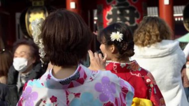 Tokyo, Japonya-03 Şubat 2020: Hozomon kapısının önündeki sayısız turist, Asakusa şehrinin en eski ve en önemli tapınakları olan Senso-ji Kannon tapınağına açılan giriş kapıları.