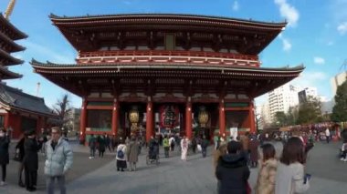 Tokyo, Japonya-03 Şubat 2020: Hozomon kapısının önündeki sayısız turist, Asakusa şehrinin en eski ve en önemli tapınakları olan Senso-ji Kannon tapınağına açılan giriş kapıları.