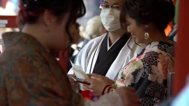 Tokio Japan Februar 2020 Japanerinnen Und Japaner Traditionellen Kimono Gebet — Stockvideo