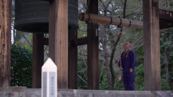Токио Япония Февраля 2020 Года Буддийский Монах Священник Звонит Колокол — стоковое видео