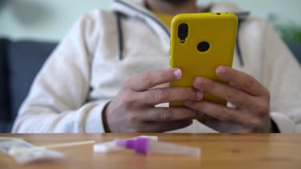 Mann Mit Seinem Smartphone Nach Dem Antigen Diagnosetest Des Covid — Stockvideo