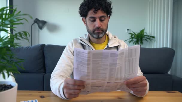 Hombre Caucásico Casa Leyendo Instrucciones Sobre Suministro Kits Autoprueba Antígeno — Vídeo de stock